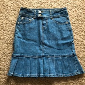 Women’s/ juniors denim skirt size 1 ( never worn)